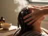 zu Hause Kopfhaut-Wellness-Ritual